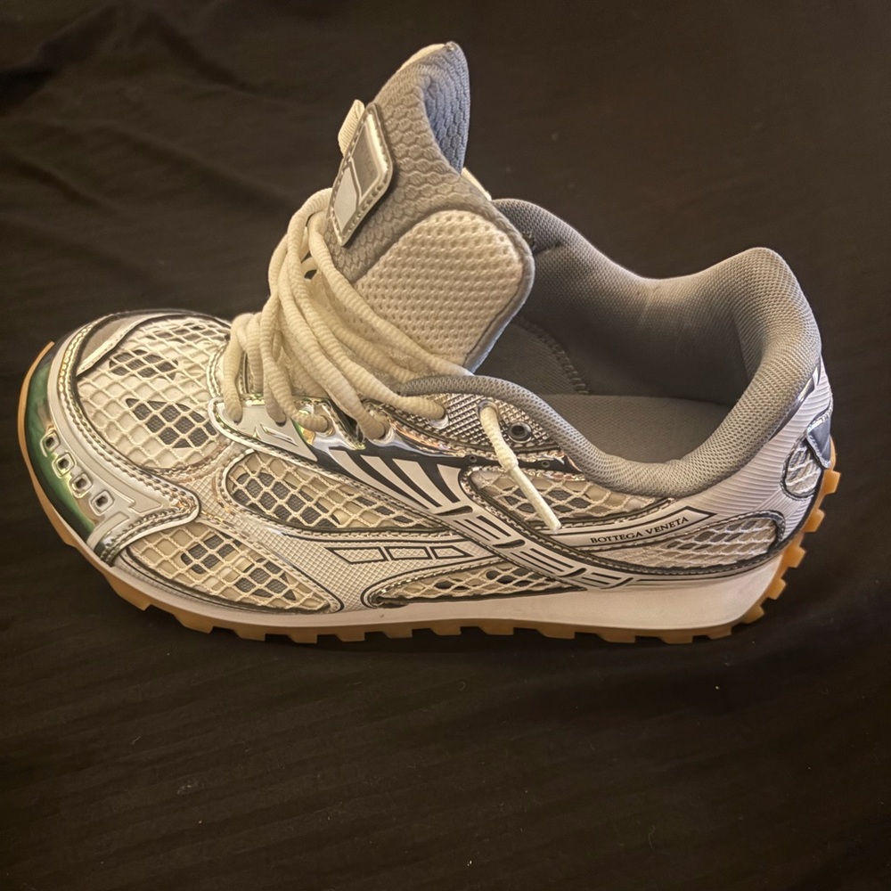 Bottega Veneta 
 Sneakers in White and silver